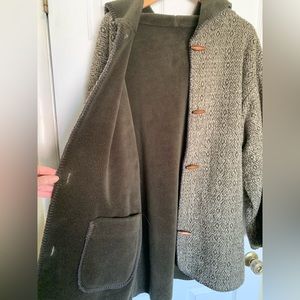Coat Reversible. Denali. Warm Cozy Pockets and Hood Wooden Buttons